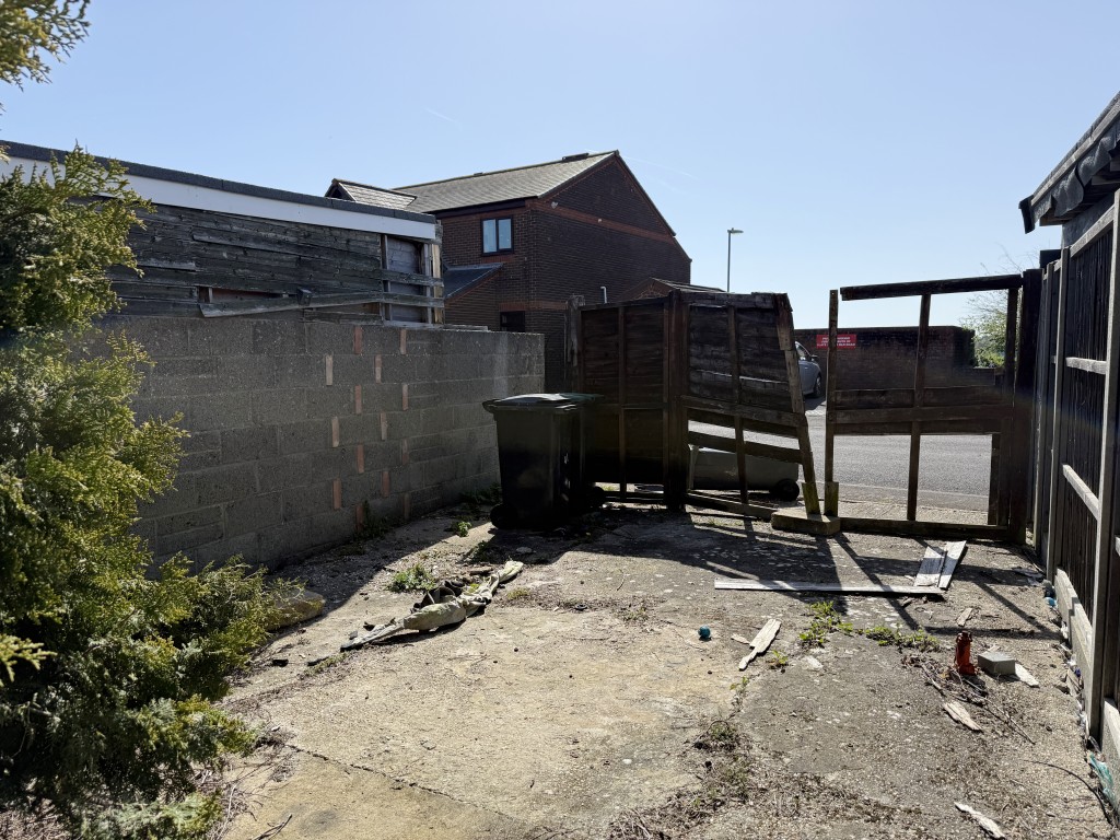 Lot: 109 - TWO-BEDROOM HOUSE IN NEED OF IMPROVEMENT - Concrete hardstanding at rear of property